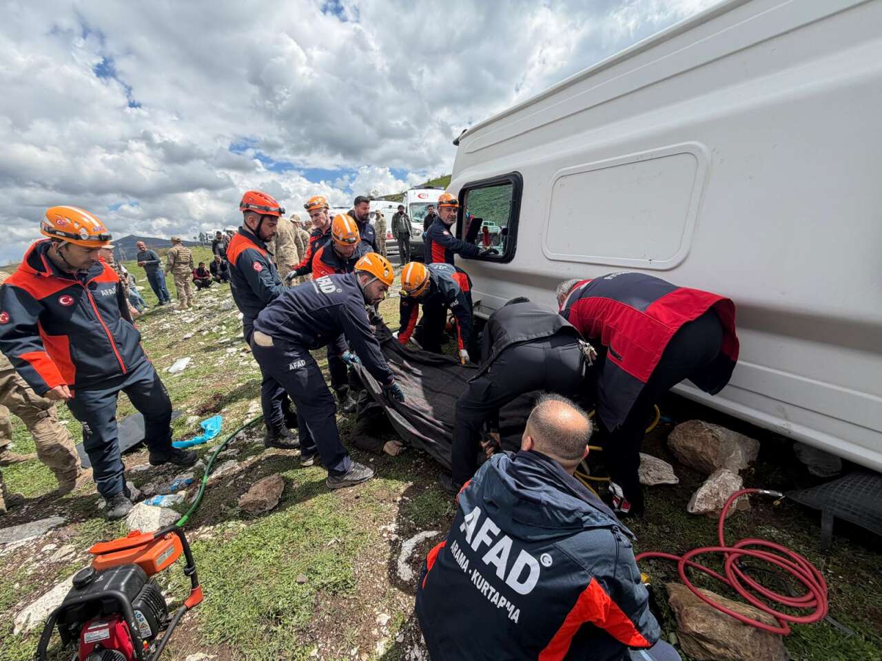 Yolcu otobüsü devrildi! Ölü ve çok sayıda yaralı var 10